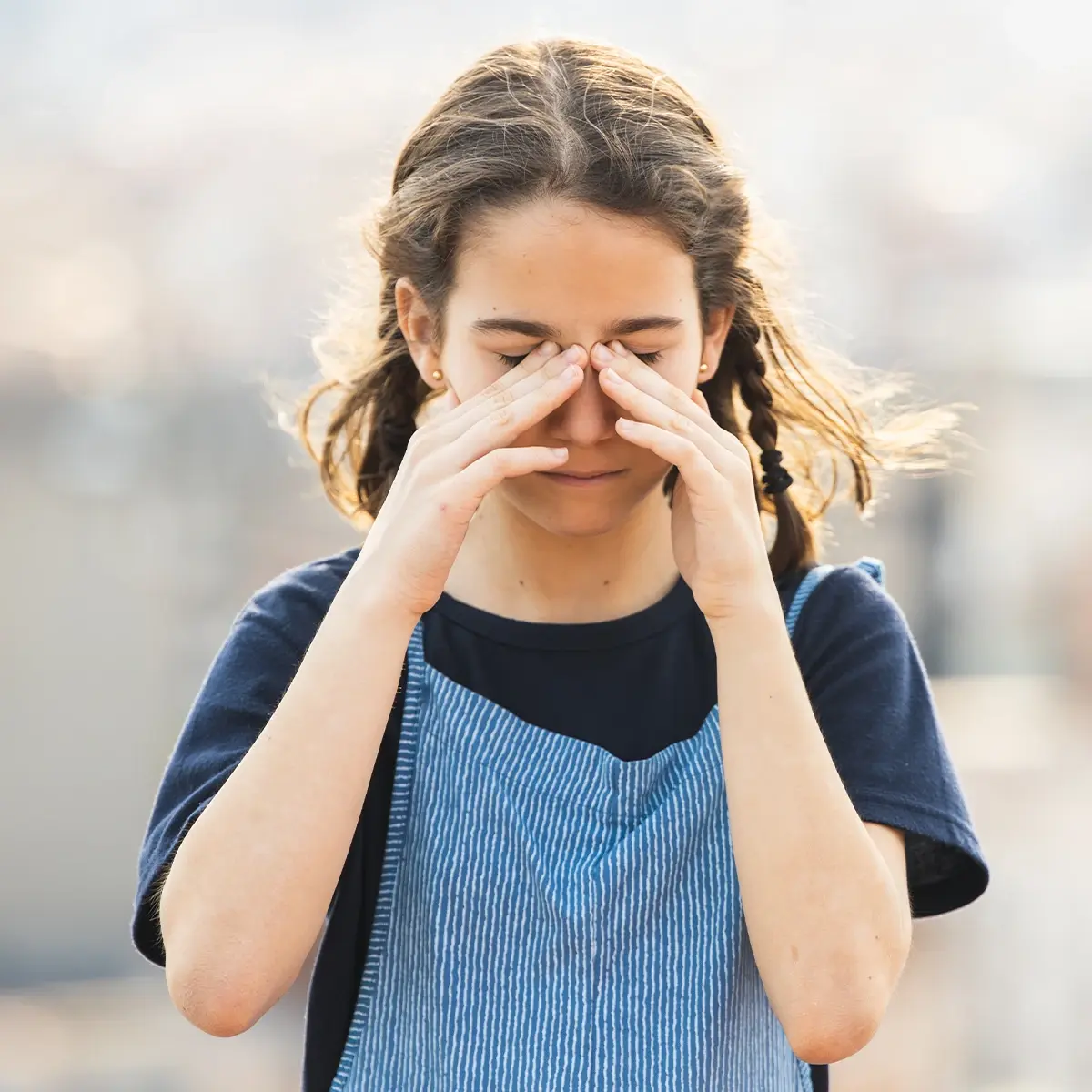 Ein Kind reibt sich die Augen