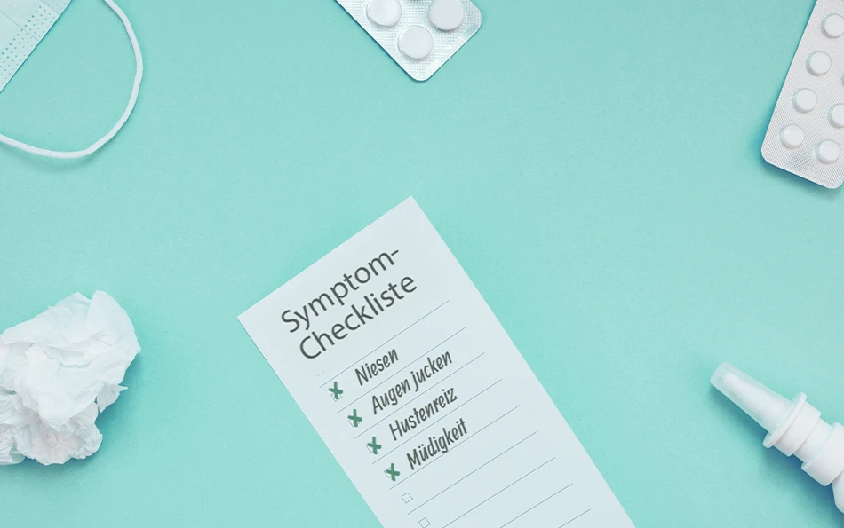 Behandlung Allergie Selbsttest Ursachen finden Symtom Checkliste auf einem tĂĽrkisem Hintergrund
