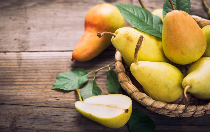Birkenpollenallergie Kreuzallergie auf Birnen Ein Korb voll mit Birnen