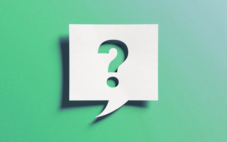 Häufig gestellte Fragen zu Duoallerg Notizzettel mit Schatten als Sprechblase mit einem Fragezeichen ausgeschnitten vor grün/türkisen Hintergrund