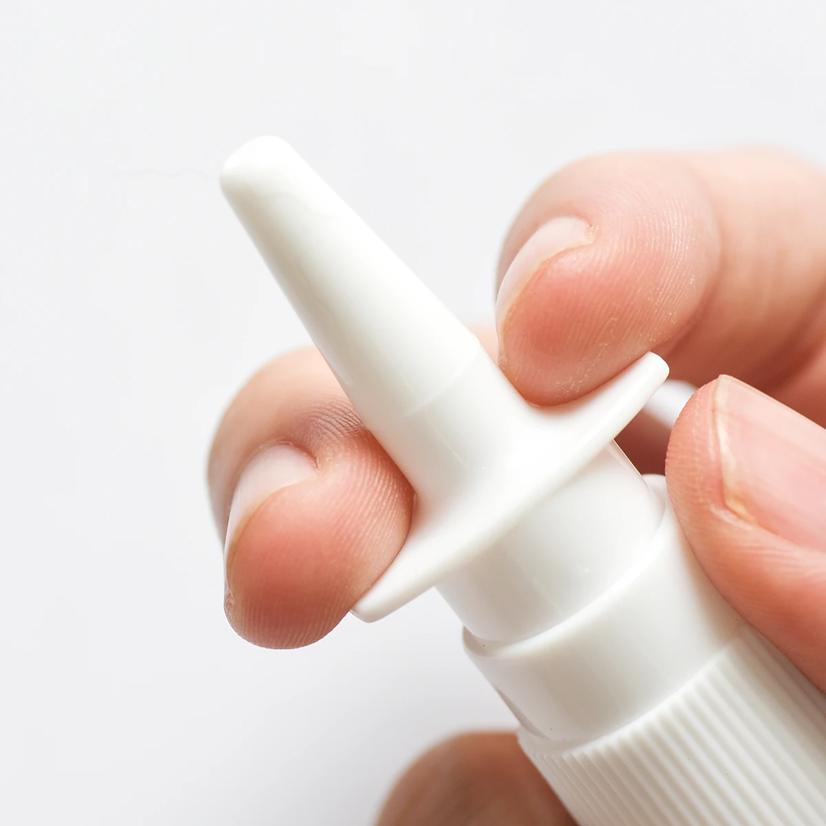 Nasenspray in der Hand