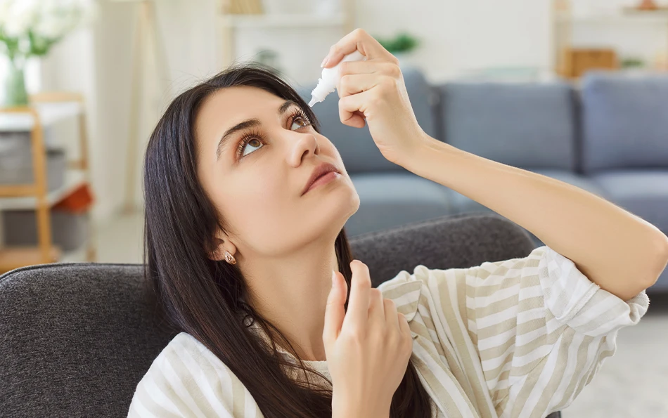 Moderne Arzneimittel gegen Pollenallergie Eine weibliche Person verabreicht sich Augentropfen