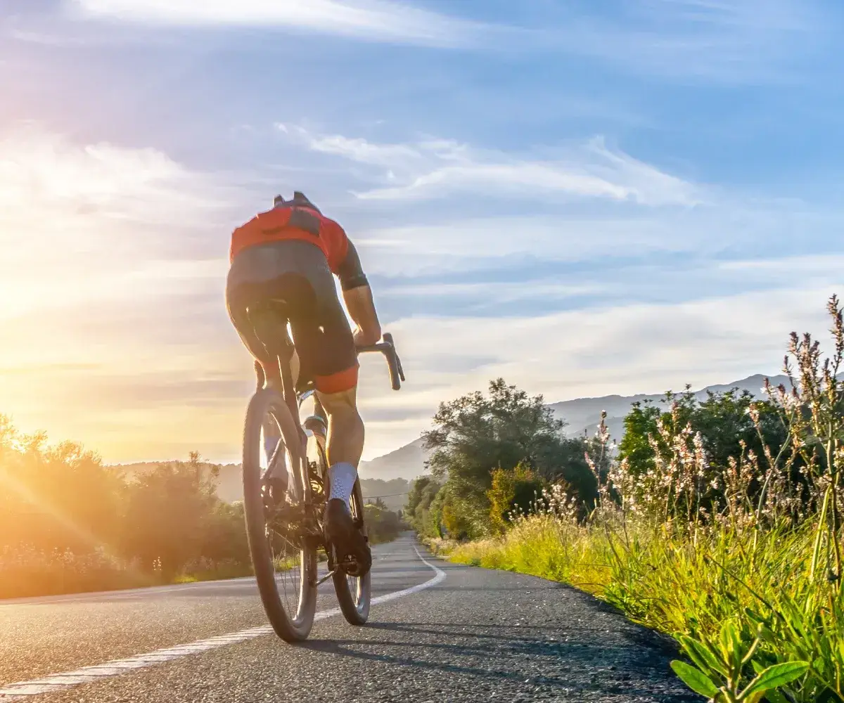 Potenzielle Vorteile von Bewegung trotz Allergie Ein Radfahrer auf einem Rennrad