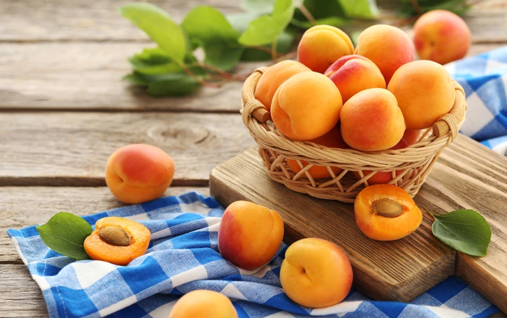 Typische Kreuzallergie Auslöser Aprikosen Ein Korb voll mit Aprikosen
