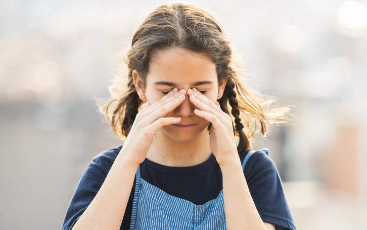 Ein Kind reibt sich die Augen
